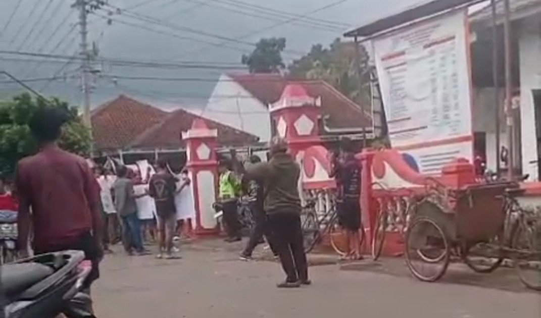 Dugaan Tindakan Asusila Oknum Perangkat Desa Bajong Picu Protes Warga