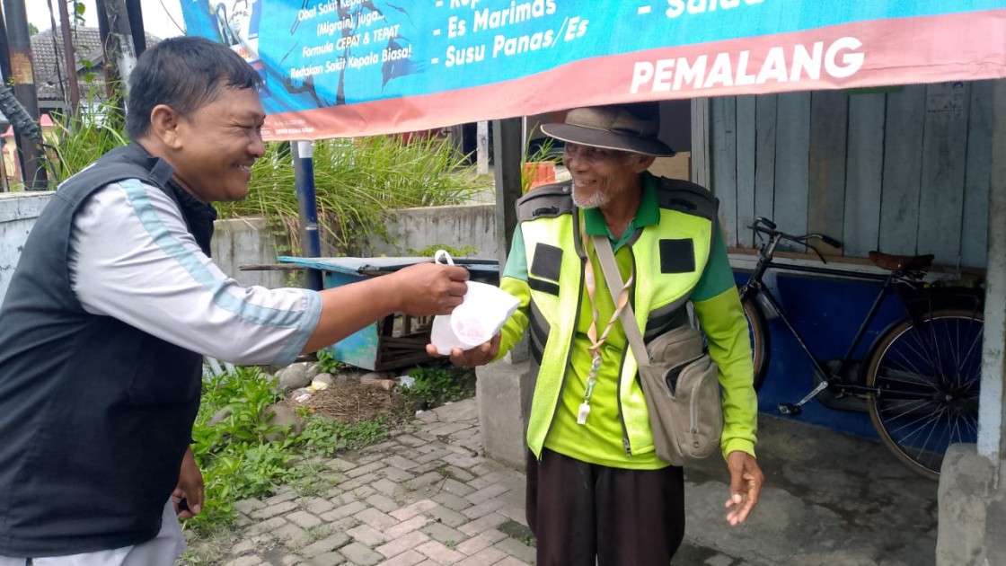 Jumat Berkah, Wartawan Pemalang Susmono Berbagi Puluhan Nasi Bungkus di Perempatan Sirandu